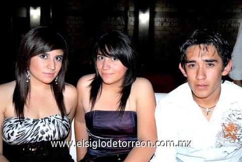 09102010 Lorena y Mariana de la Torre, y Otto Hermann González.