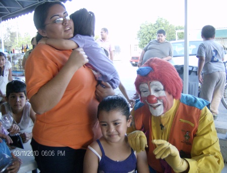 Merienda infantil, amenizada por el payasito Vitauva. (yuju,, yuujuuu).