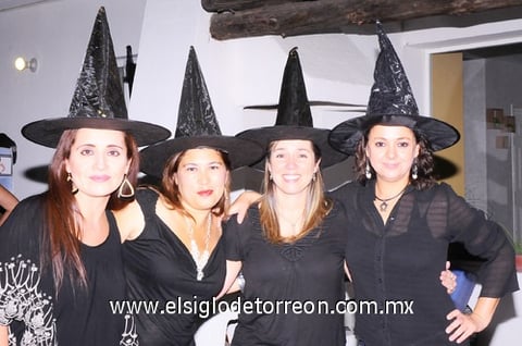 12102010 Mónica del Real, Karla Córdova, Cristina Medrano y Gabriela Córdova.