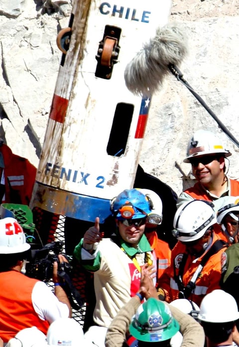 El décimotercer minero rescatado Carlos Barrios llega a la superficie dentro de la cápsula Fénix.