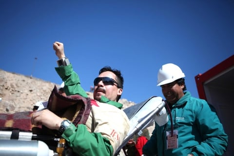 El duodécimo minero rescatado Edison Peña es conducido en una camilla para una revisión médica después de llegar a la superfici.