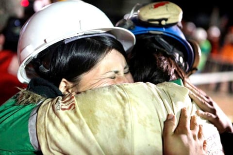 El minero Osmán Araya abraza a su esposa al salir rescatado.