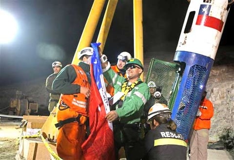 La cápsula que los trajo de regreso volvía a descender por otro minero.