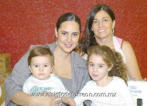 13102010 Gabriela Galán, Carmen Sotelo, Santiago y Ángela Guerrero.
