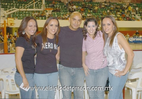 13102010 Sofía de Cobián y Armando Cobián con sus hijos Sofía, Darío y Camila.