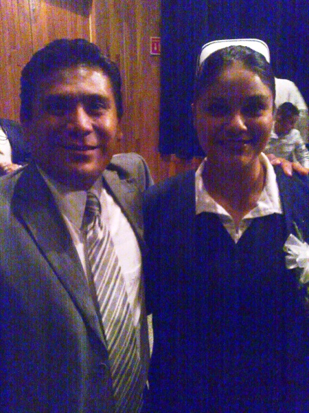 Aquí con el Dr. Uribe en la graduación del Post-Básico de Enfermería Quirúrgica, un gran catedrático y excelente amigo. Fotografía enviada por Romelia Trinidad Carreón García.