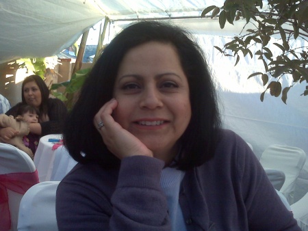 Sra. Alicia Castorena , en una tarde de reunión familiar en Fullerton Ca. Fotografía enviada por Pablo Guardado.