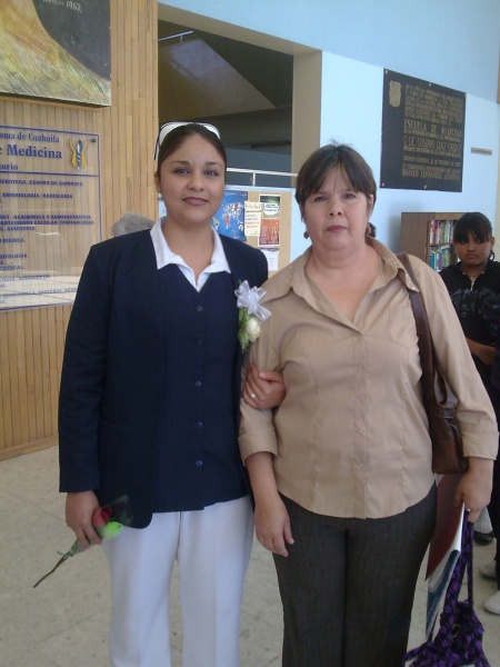 Una vez mas con mi mama el día de mi graduación, como siempre acompañándome en todo momento. Fotografía enviada por Romelia Trinidad Carreón García.