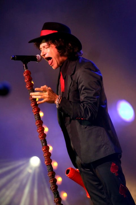 La espera por volver a ver al cantante español en Torreón no fue mucha, apenas el año pasado se había presentado en el Coliseo Centenario como parte de su gira Hellville Deluxe, pero ahora el concierto fue distinto, al tener como escenario un teatro y no un auditorio.
