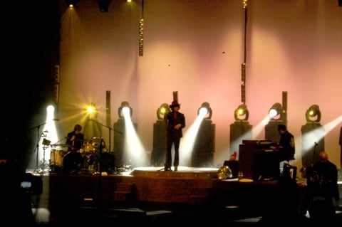 Tras interpretar Las Consecuencias, se escucharon los acordes de Ella me Dijo que No, que a pesar de ser un tema nuevo, los seguidores de Bunbury conocen a la perfección.