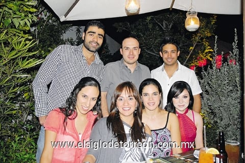 14102010 José Luis, Víctor, Carlos, Esthela, Yumima, Brenda Woo y Marce Garza durante su festejo de cumpleaños.