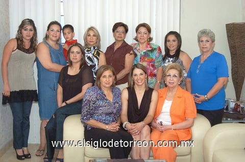 15102010 Liliana Ramírez Gireud lucío muy contenta en su despedida de soltera que le fue organizada por las tías del novio.