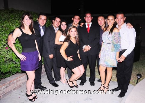15102010 David Ortiz recibió un grato festejo, en compañía de sus primos y demás familiares.