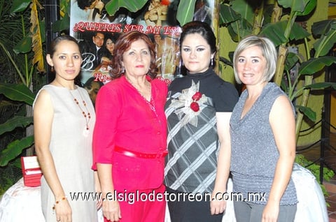 16102010 La futura esposa acompañada de su mamá Sra. Concepción Hernández de Miranda.