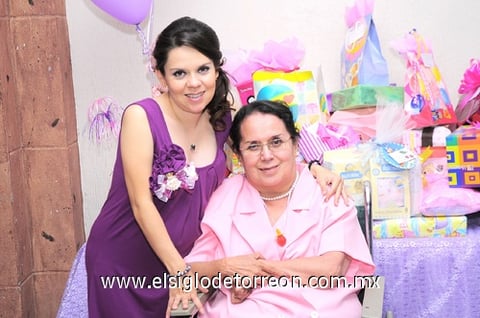 16102010 Nancy Elías Acosta en su fiesta de canastilla acompañada de su mamá Rosalba Acosta de Elías.