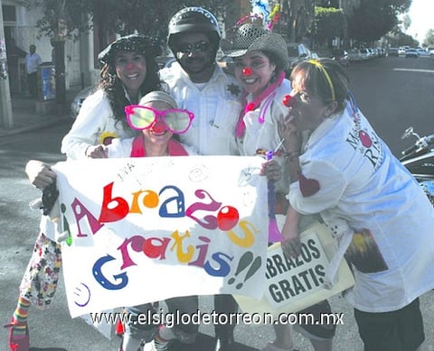 17102010 Hoy se celebra el Día Mundial del Abrazo, por lo que los Médicos de la Risa de La Laguna darán 'abrazos gratis' en la Plaza de Armas de Torreón.