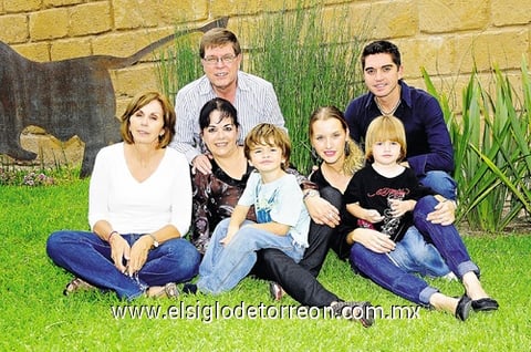 17102010 Margarita, Karmiña, los pequeños Emiliano y Esteban, Karla, Roberto y Luis.