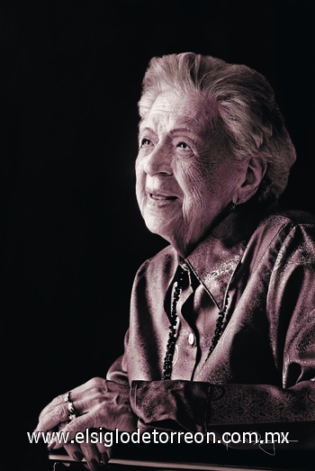 17102010 Muy contenta Manuelita Madero viuda de Zavala celebró su cumpleaños número 100 en compañía de amigos y familiares cercanos, quienes acudieron a la recepción que se llevó a cabo en el Club Gracias a la Vida de la tercera edad. Los asistente disfrutaron de una merienda así como del mariachi y de la rondalla del colegio de Bachilleres.- Estudio Laura Grageda