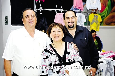 17102010 Javier Mendoza, Rocío de Mendoza y Javier Mendoza Jr.