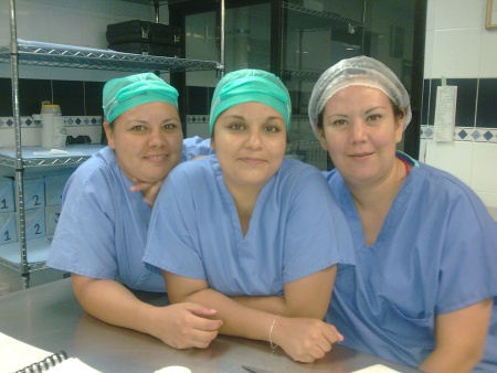 Cecy García, Blanca González y una servidora, unas excelentes amigas y compañeras de trabajo en el Sanatorio Español Torreón. Fotografía enviada por Romelia Trinidad Carreón García.