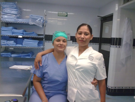 Marcela Rocha y Romy Carreón García, una gran amiga y compañera de trabajo en el Sanatorio Español Torreón Coah. Fotografía enviada por Romelia Trinidad Carreón García