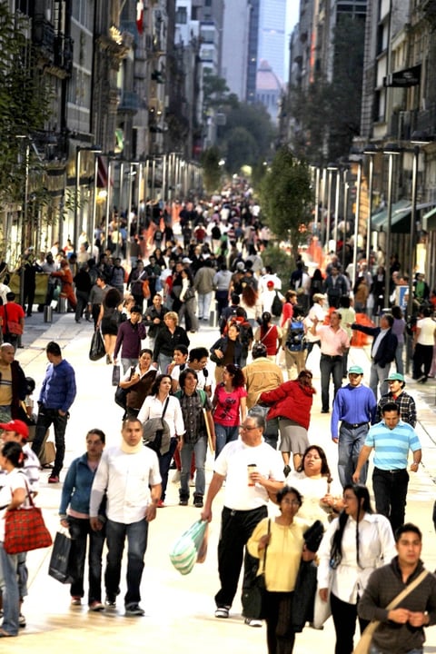En este contexto, argumentó que esta avenida fue diseñada para la igualdad, porque antes se quitaban los vehículos para el libre tránsito peatonal y a partir de hoy será una calle para las personas.