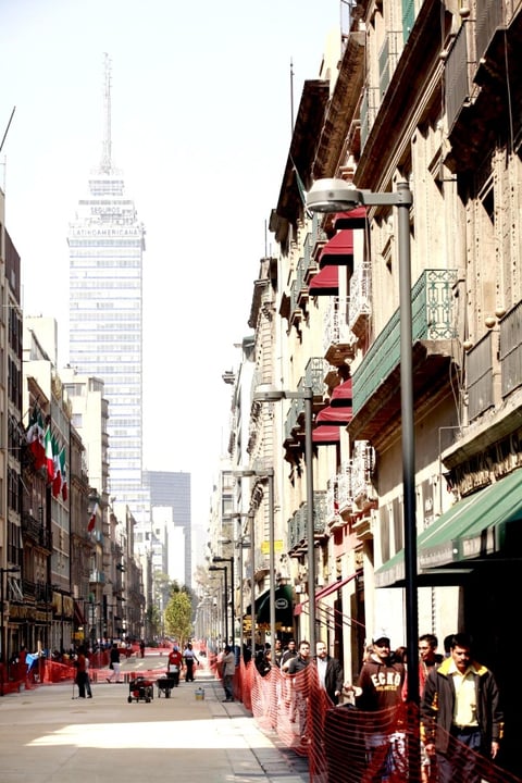 La calle Francisco I Madero recibió los últimos detalles de albañilería y limpieza horas antes de su inauguración.