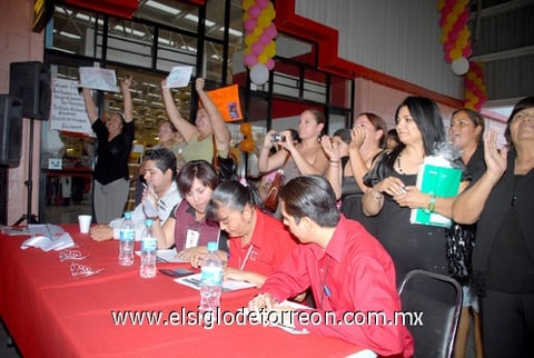 19102010 El jurado fue integrado por el sub gerente de la tienda, José María Cruz; la encargada de ropa, Fátima Granados; la jefa de cajas, Claudia María Enríquez; y el gerente de la agencia Facciones, Jesús Martínez.
