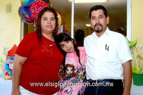 19102010 Gabriela Venegas Chávez en su fiesta de siete años de edad junto a sus papás María Gabriela Chávez de Venegas y Víctor Manuel Venegas Treviño.