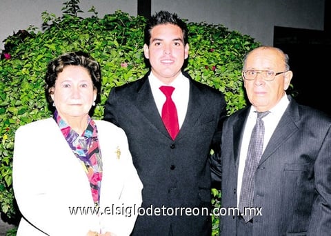 19102010 David Ortiz Contreras junto a sus abuelos Blanca y Jesús Contreras.