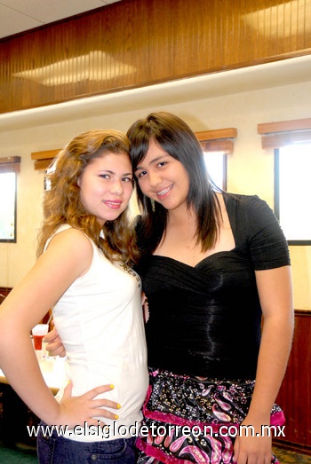 19102010 Betty Carreón acompañó a Lisa Castrejón en su festejo de quince años.