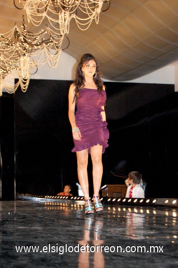 20102010 Una diversidad de accesorios así como calzado llamativo puede ser el complemento ideal para un elegante vestido.
