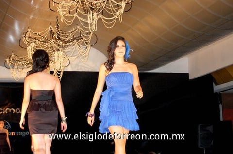 20102010 Vestidos cortos para la noche en colores vivos alejados del tradicional negro.