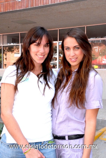 21102010 Mayra y Rosario disfrutaron de reciente kermés realizada en su colegio.