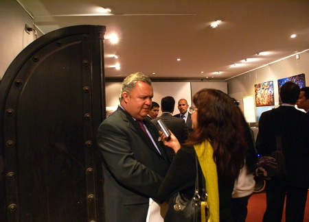 Francisco del Río López, embajador mexicano en Argentina, entrevistado por Nancy Azpilcueta en la presentación de Rutas de México el lunes 18 de octubre. Fotografía enviada por Daniel Eduardo Raddi.