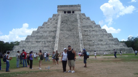 Isaac herrera y Martha de Herrera en Chichenitza, agosto 2010. Fotografía enviada por Martha Alicia Macias de Herrera.