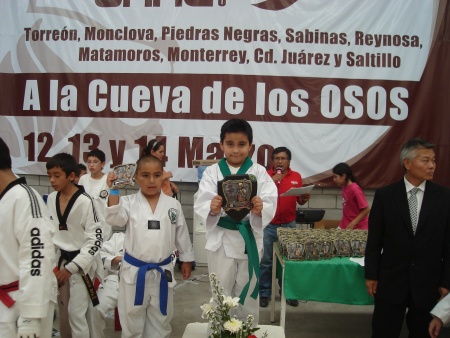 Jesús Lara R; con su trofeo de 1er lugar en torneo de Taekwando en la UANE de Saltillo, Coah. Fotografía enviada por Jesús R.