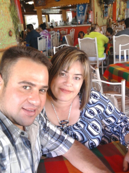 Toto Riesco y señora en un restaurante de la localidad. Fotografía enviada por Toto Riesco.