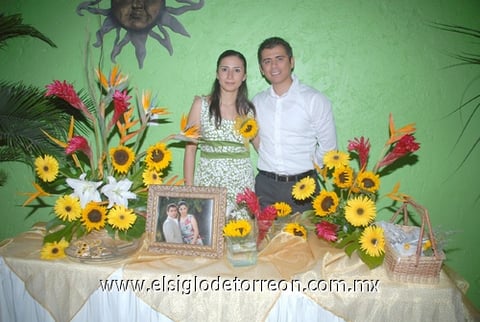 22102010 Arianna Martínez Álvarez acompañada por su futuro esposo Alfredo Caldera Jiménez, en su despedida de soltera.