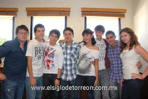 24102010 Hugo, Jesús, Fernando, Isaac, Fernanda, Jorge, Wally y Betty en reciente festejo de cumpleaños.