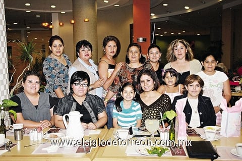 24102010 Patty Corral y Cristina Flores festejaron sus cumpleaños respectivamente y lucieron acompañadas por: Perla, Blanca, Gaby, Sandra, Angélica, Rosario, Bety, Érika y las niñas Gisela, Bárbara y Ángeles.