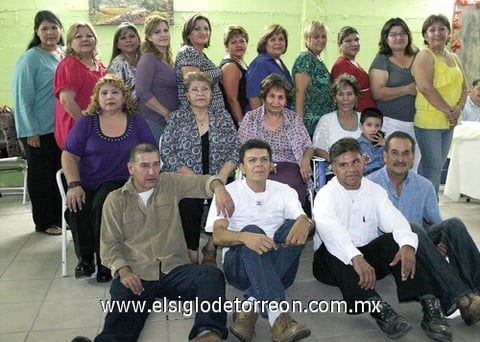 24102010 Tíos con primos: Jazmín , Silvia, Ana, Violeta, Laura, Leticia, Belinda, Mónica, Patricia, Socorro, Sergio, Vinicio, Pedro, Gerardo, Irma, Alicia, Carolina, Olivia, Ángel.