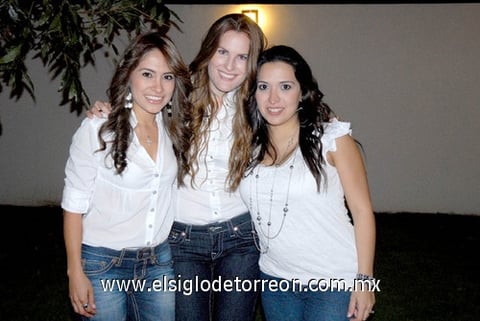Las anfitrionas Liliana Suárez y Lilia Reyes, junto a la festejada Samantha Cantú.