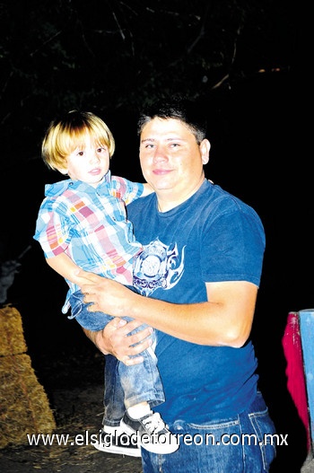 Jesús Orozco y su hijo Gael.