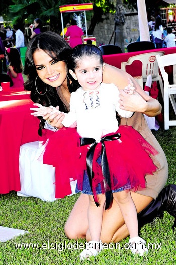 Mary Sol González junto a su sobrina Ana Claudia en su piñata de tres años.