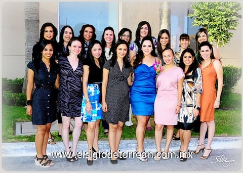 23102010 La festejada disfrutó de su despedida de soltera junto a sus familiares y amigas.