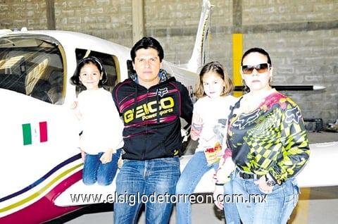 25102010 Luis Garay, Afife Palafox y las niñas Yanin y Nashle.