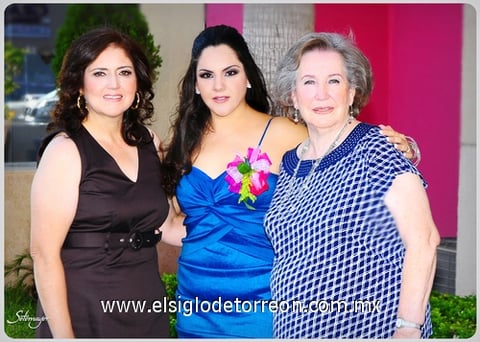 23102010 Patricia Alejandra Aréstegui Campos estuvo acompañada por su abuelita Sra. Hermelinda Carrete en su festejo prenupcial que le organizó su mamá Sra. Patricia Campos de Aréstegui.