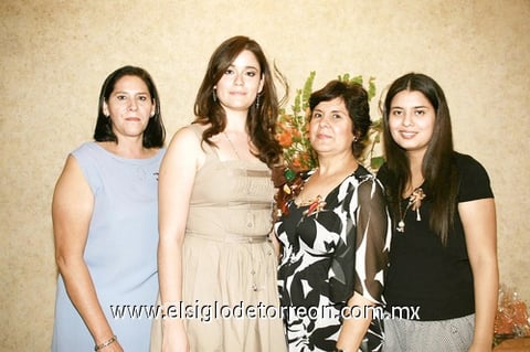 23102010 Magdalena Luján acompañada de las organizadoras de su despedida de soltera.