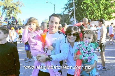 26102010 Beto Herrera y Laurencia González con sus hijas Alejandra y Marijose.